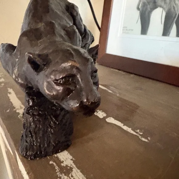 Striking Large Prowling Panther/Cougar Sculpture on a Naturalistic Log Base - Picture 10 of 13